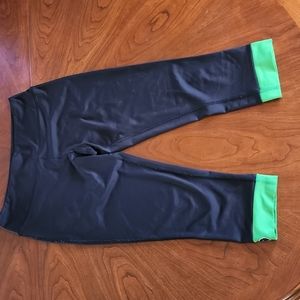 PIVOTSTAR black & green capris
